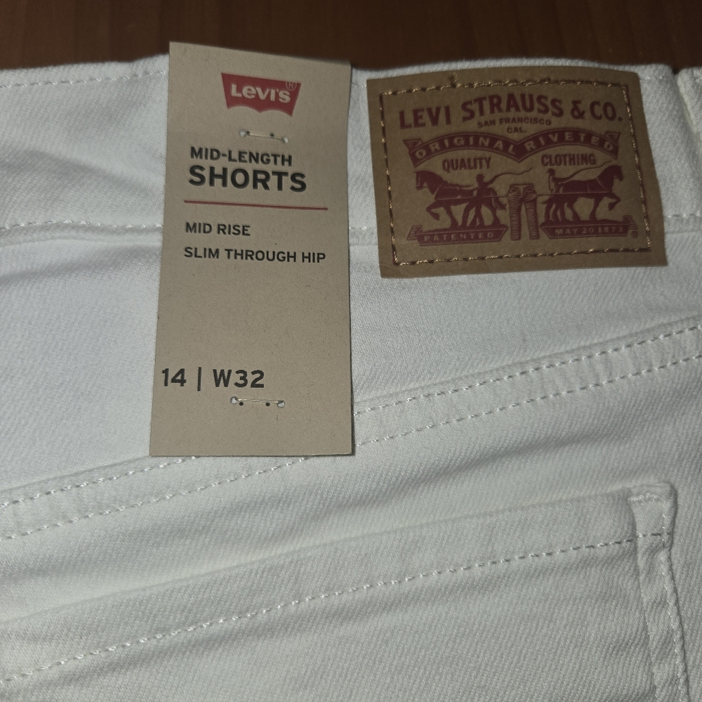 Nwt Levi's Classic White Denim Shorts - Picture 2 of 5